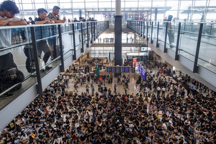 Honderden demonstranten bevolken de aankomsthal van Hongkong International Airport in Hongkong.
