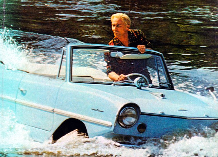 Senne Rouffaer, de originele kapitein Zeppos, in zijn iconische Amphicar.  Beeld rv