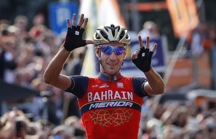 Vincenzo Nibali viert zijn winst in de Ronde van Lombardije.