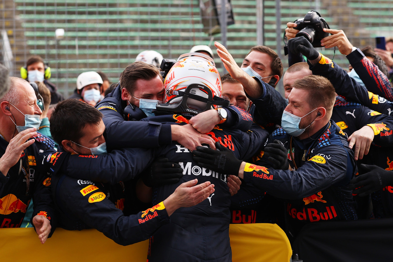Het team van Red Bull Racing viert de overwinning van Max Verstappen in Imola.