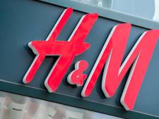 Accusée de détruire des milliers de vêtements à cause d'une faute d’orthographe, l’enseigne H&M réagit: “Ils vont à une association”