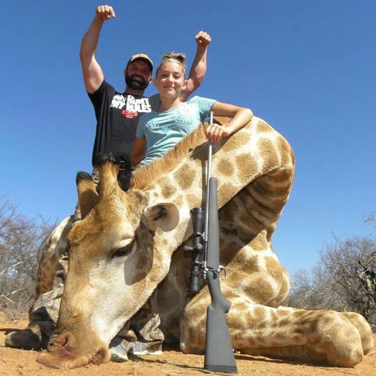 ► De foto die de heisa veroorzaakt: Aryanna Gourdin en de door haar gedode giraf. Beeld rv