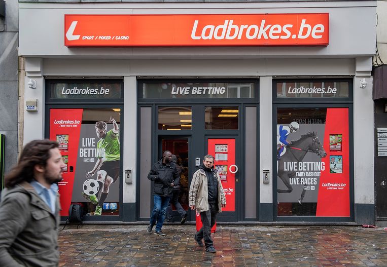Een gokkantoor in Brussel. Nu nog met reclame op de ruiten, maar die zal in de toekomst mogelijk moeten verdwijnen. Beeld put