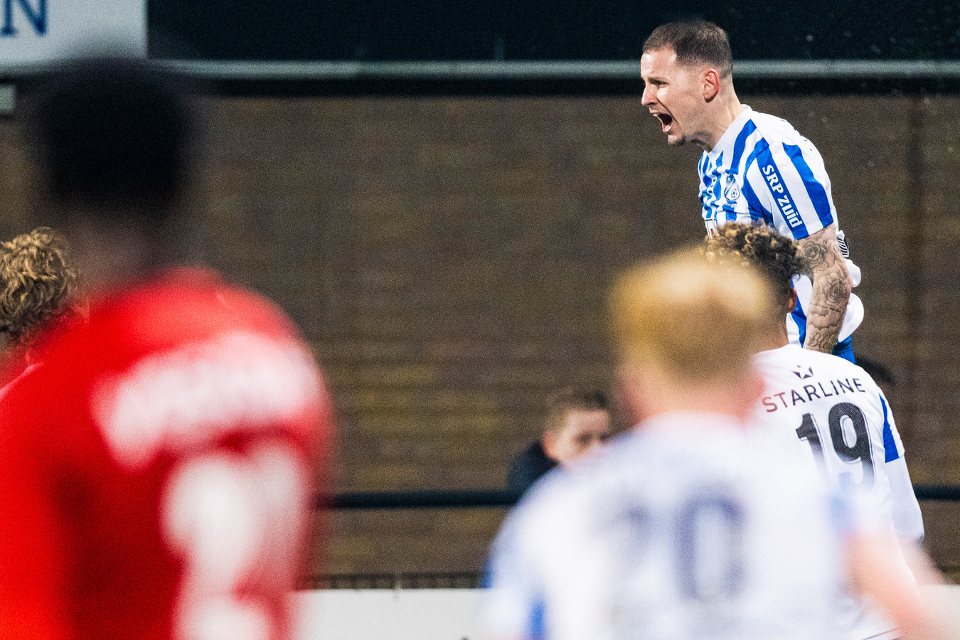 FC Eindhoven-aanvaller Joey Sleegers is door het dolle heen na zijn 2-1 op De Braak.