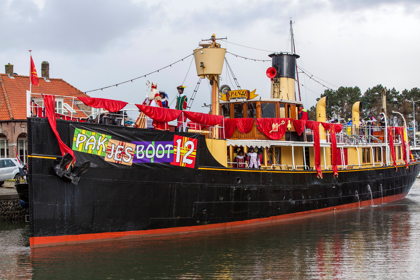 Hij komt, hij de échte 'Pakjesboot 12' van Sinterklaas, Willemstad Foto | bndestem.nl