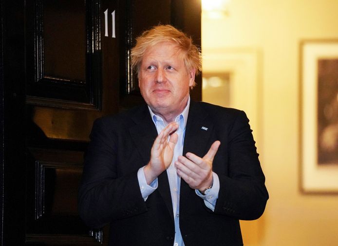 Johnson kwam om 2 april nog even buiten de deur van zijn kabinet om mee te applaudisseren voor de Britse gezondheidswerkers.