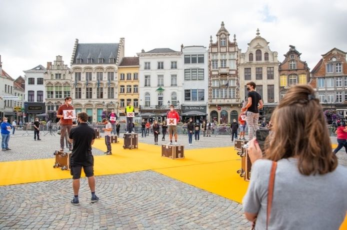 Een groot oranje kruis, het symbool van de actie van #Soundofsilence, sierde de Grote Markt in Mechelen
