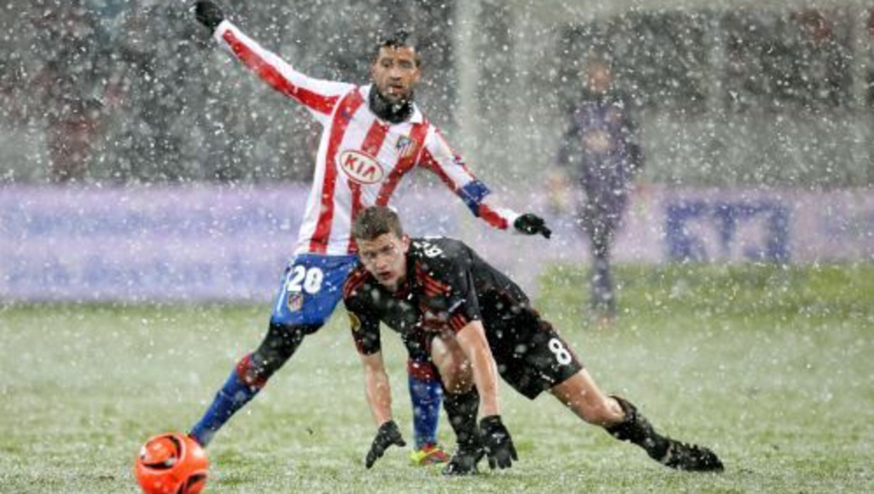 Lars Bender (R) van Bayer Leverkusen en Simao van Atletico Madrid. EPA Beeld 