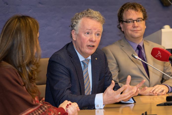Gebben (midden) presenteerde zich eerder dit jaar in Dronten. Links zijn vrouw Sanne, rechts voorzitter Paul Vermast van de vertrouwenscommissie.