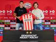 Jenson Seelt en directeur voetbalzaken John de Jong van PSV.
