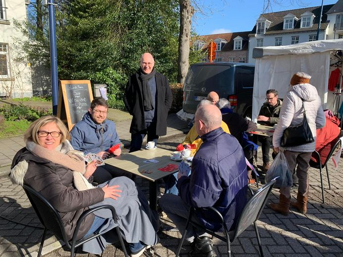 Burgemeester Bart Seldeslachts (N-VA) kijkt toe terwijl schepenen Willem Wevers en Cindy Vanbaeden (beide N-VA) een kaartje leggen.