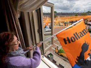 Oranje Lariksplein is klaar voor EK: ‘Er hangen hier 330 pakjes oranje vlaggen’