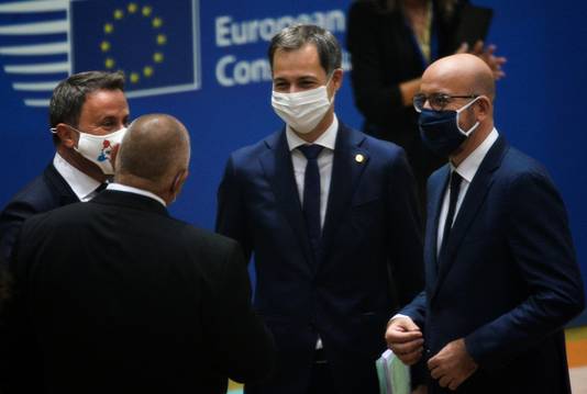 De Croo naast de Luxemburgse premier Xavier Bettel en Europees president Charles Michel.