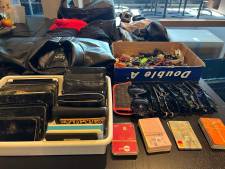 Mobieltjes, autosleutels, ID's en credit cards: berg met gevonden voorwerpen na twee dagen festival in Erp