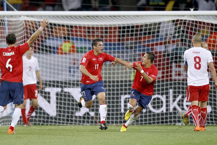Chileense spelers zijn blij met de 1-0. (AP) Beeld 