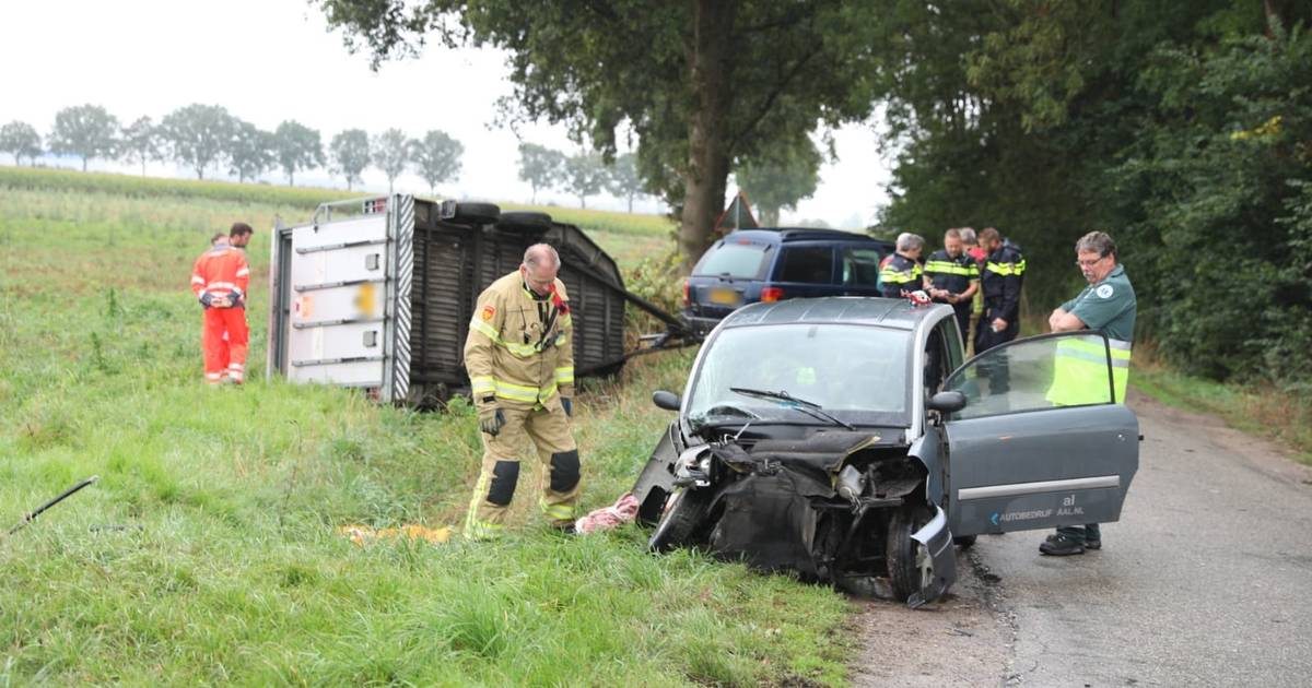 Ernstig ongeval in Lengel: twee zwaargewonden door botsing tussen auto en trailer.