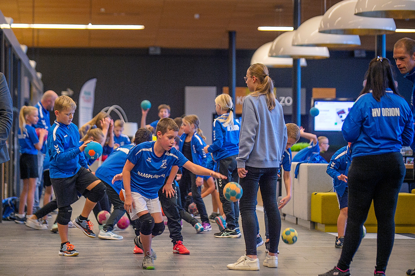 Grote hoeveelheid dichtbij natuurlijk Toekomst sporthal De Vijfsprong nog ongewis; Rucphens handbal rijdt van hot  naar her | Foto | AD.nl