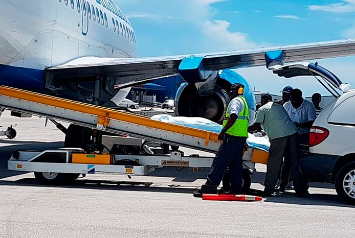De  geborgen lichamen komen toe op luchthaven Nassau op de Bahama's.