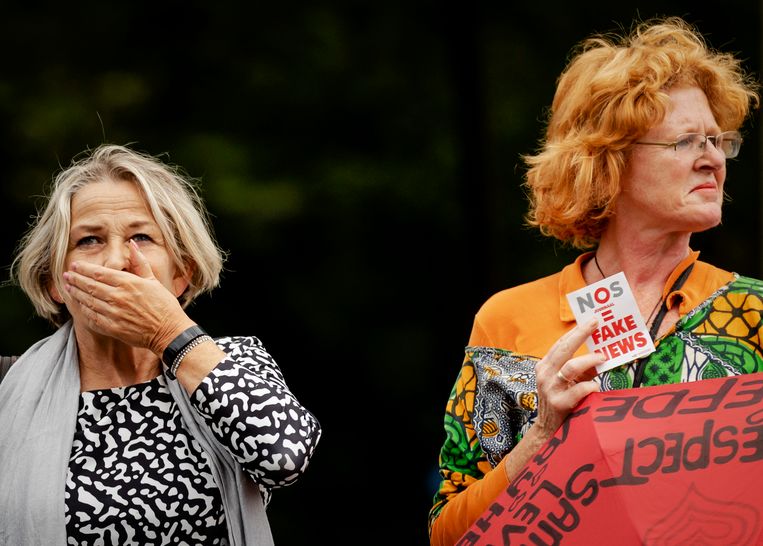 Actievoerders van Viruswaanzin tijdens een stilteprotest bij de NOS op het Mediapark, in augustus 2020. Bij verschillende mediabedrijven protesteren zij tegen de verslaggeving over het coronavirus. Beeld ANP