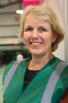 Sylvia (70) na pensioen aan de slag om boosterprikken te zetten: ‘Een man zei dat hij me wel kon zoenen’