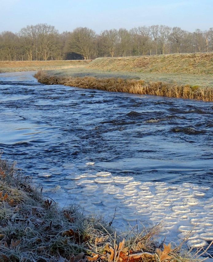 De ijspannenkoeken in de Schipbeek bij Rietmolen.