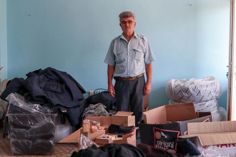 Dorpshoofd Mehmet Hamdi Aksoy laat de kleding, voedselpakketten en andere levensbehoeften zien die door zijn dorpsgenoten zijn verzameld voor de vluchtelingen die in hun dorp terecht komen. Beeld Ingrid Woudwijk