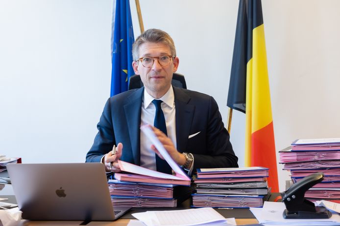 Federaal minister van Werk Pierre-Yves Dermagne (PS) aan het werk.