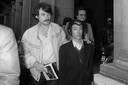 Issei Sagawa wordt door de Franse politie weggebracht na verhoor, archiefbeeld uit 1981.