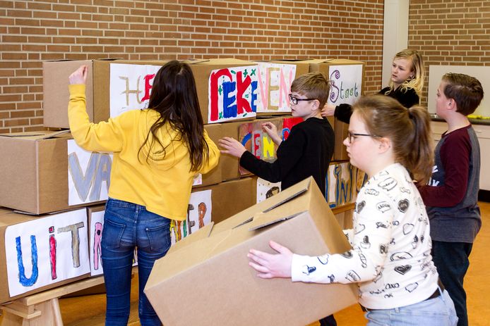 Leerlingen zijn druk in de weer met verhuisdozen, niet alleen om mee te sjouwen, maar ook om sommetjes mee te oefenen.