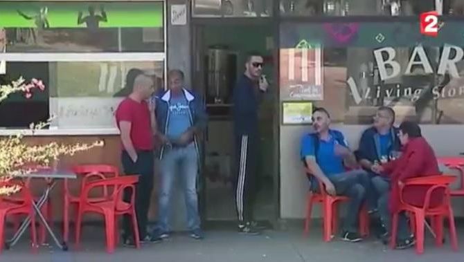 Een typisch café in een buitenwijk van Parijs. Waar zijn de vrouwen?