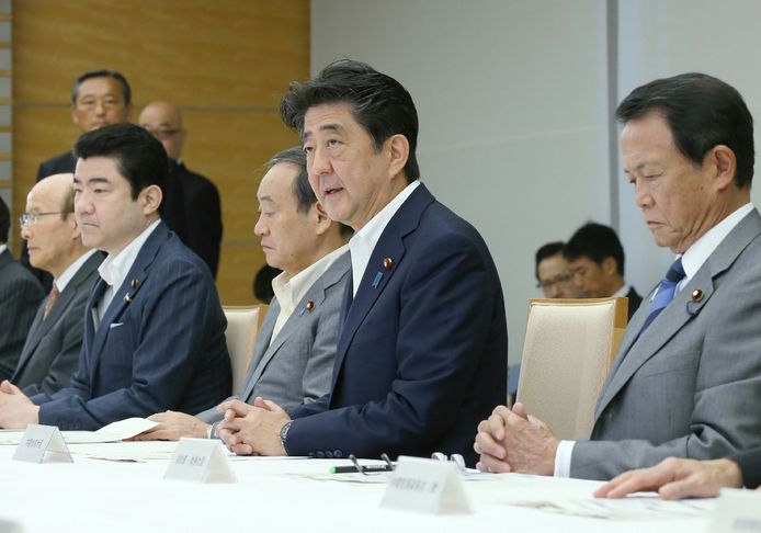 Het aantal doden door de aardbeving op het noordelijke Japanse eiland Hokkaido is meer dan verdubbeld. Premier Shinzo Abe (midden) zei vandaag dat zeker 16 mensen om het leven zijn gekomen.