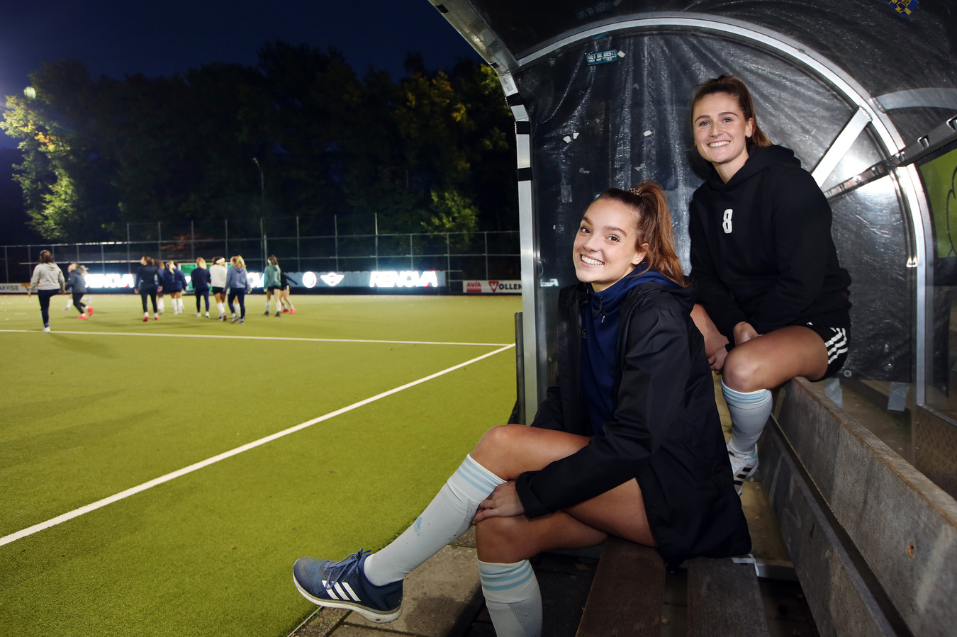 Marloes Timmermans (L) en Inge Dankers (R) van HC Tilburg zijn naast teamgenoten ook vriendinnen.