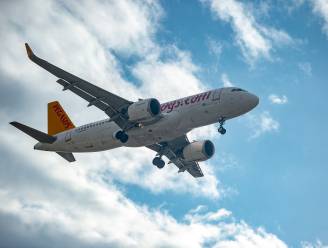 Vliegtuig geëvacueerd op luchthaven van Düsseldorf nadat wiel vlam vat