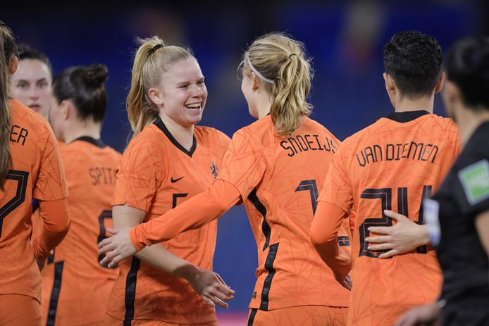 Nederland viert de 0-3 van Katja Snoeijs.