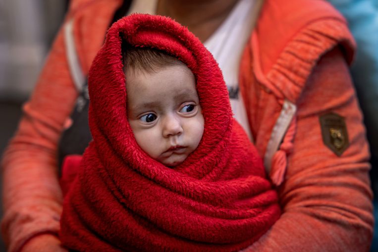 Een moeder met baby op de vlucht voor het oorlogsgeweld, bij het Westelijk Station in Boedapest, Hongarije. Meer dan 2 miljoen Oekraïners zijn al gevlucht voor het oorlogsgeweld sinds het Russische leger het land binnenviel.  Beeld Getty Images