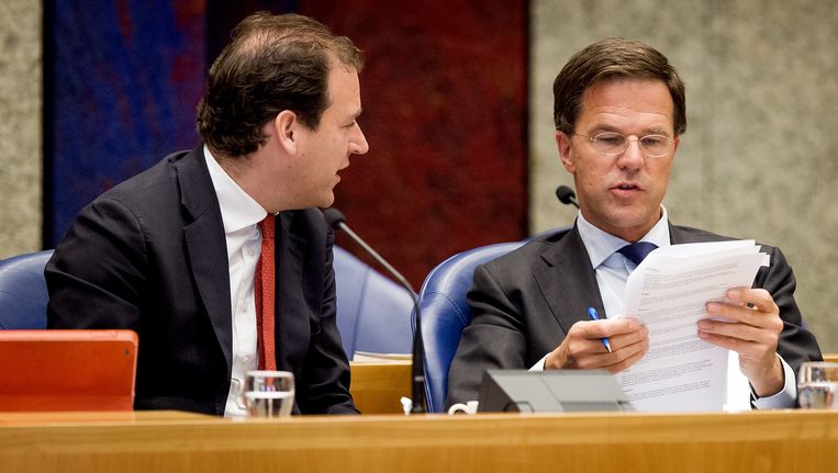 Premier Mark Rutte (R) en Lodewijk Asscher, minister van Sociale Zaken en Werkgelegenheid tijdens het debat over Bed, Bad en Brood in de Tweede Kamer. Beeld anp