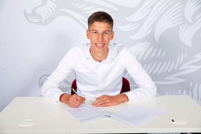 Sil Swinkels tekende in 2020 een driejarig jeugdcontract plus optie op nog een jaar bij Aston Villa.