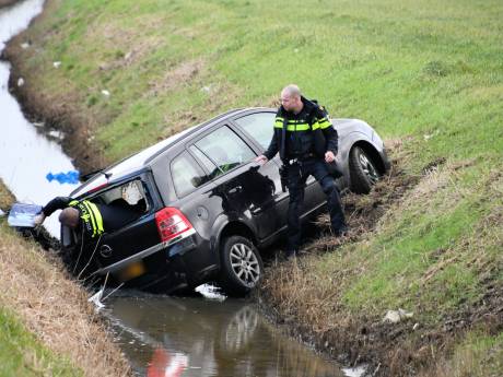 Automobilist belandt in de sloot bij 's-Heer Arendskerke