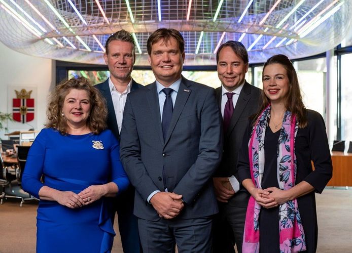 Het college van B en W van de gemeente Gemert-Bakel. Rechts wethouder Willeke van Zeeland, in het midden burgemeester Michiel van Veen.