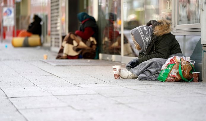 Daklozen in de winkelstraat 'Zeil' in Frankfurt am Main.