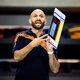 Coach Morrison staat met een tablet langs de lijn, hij kan een actie meteen terugzien op video