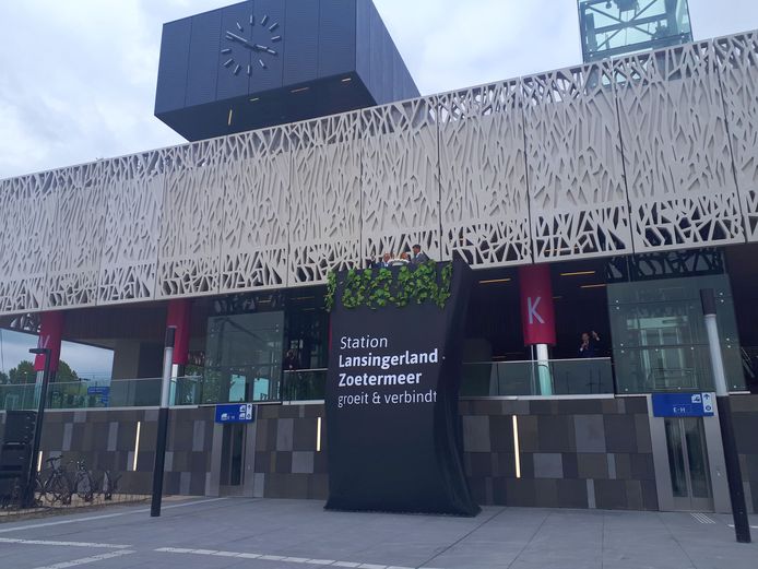 Het aantal reizigers op station Lansingerland-Zoetermeer daalde door corona het minst. Dit komt doordat het nog nieuwe station een OV-knooppunt is.