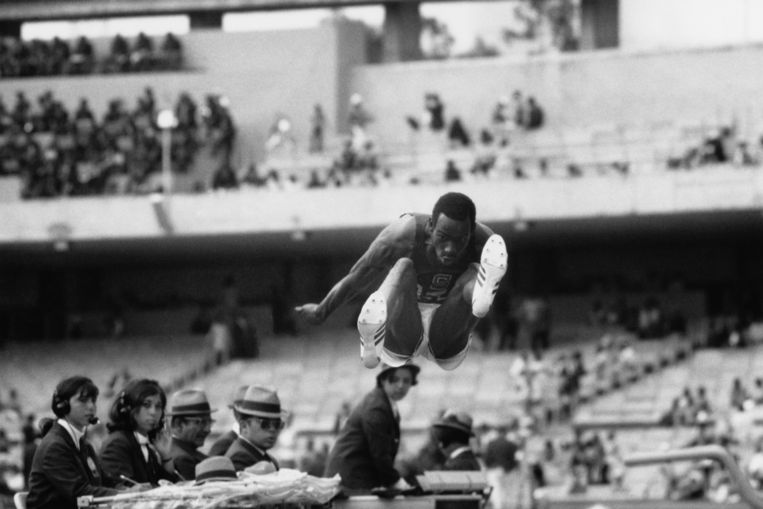 Bob Beamon verpulvert het record verspringen op de Olympische Spelen van Mexico in 1968. Beeld Getty Images
