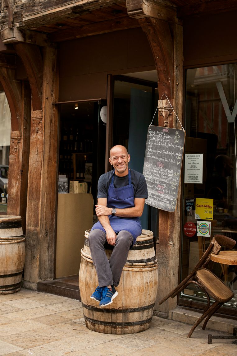 Jean-Michel runt Aux Crieurs de Vin, een hippe bar in Troyes met enkel natuurchampagne. Beeld Tim Coppens