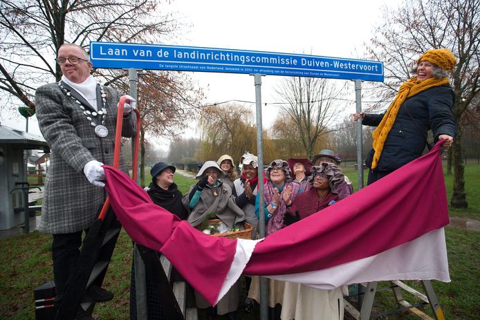 Het langste straatnaambord van Nederland werd eind december onthuld door de hoofdrolspelers van Dickens in de Liemers in het Horsterpark.
