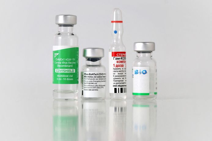 Servië vaccineert niet alleen met Covishield (Oxford-AstraZeneca), Pfizer/BioNtech maar ook met het Russische Sputnik V (rechts) en het Chinese SinoPharm (uiterst rechts). De laatste twee zijn niet door het EMA goedgekeurd.