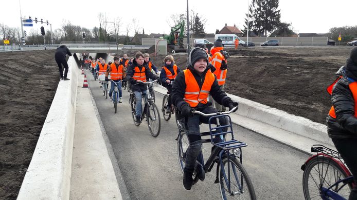 Leerlingen van Op Koers uit Varsseveld fietsten als eersten door de tunnel onder de N18.