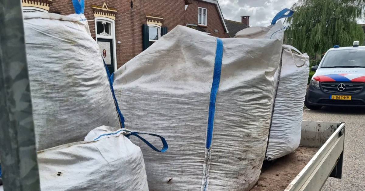 Politie bekeurt automobilist die met zijn ‘big bags’ los op z’n aanhanger door Goudriaan reed