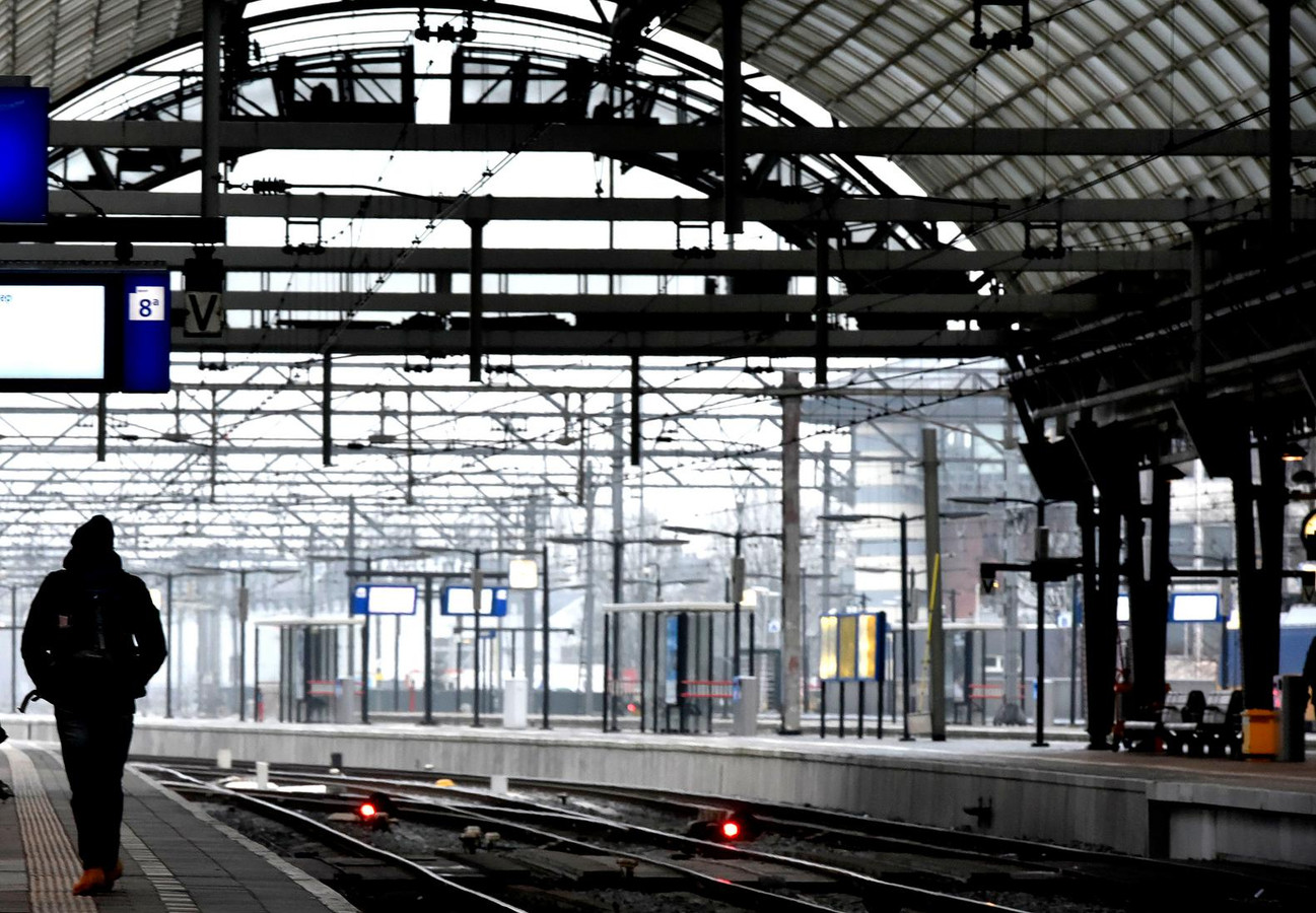 Een leeg perron op station Amsterdam CS.