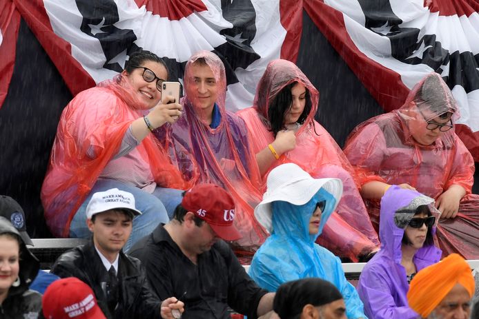 Mensen trotseren de regen om Trump live te horen speechen bij het Lincoln Memorial in Washington.